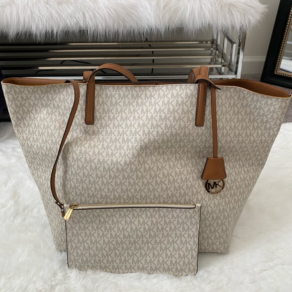Michael Kors Tote w/zip pouch,cream,gold hardware, pocket inside,great condition